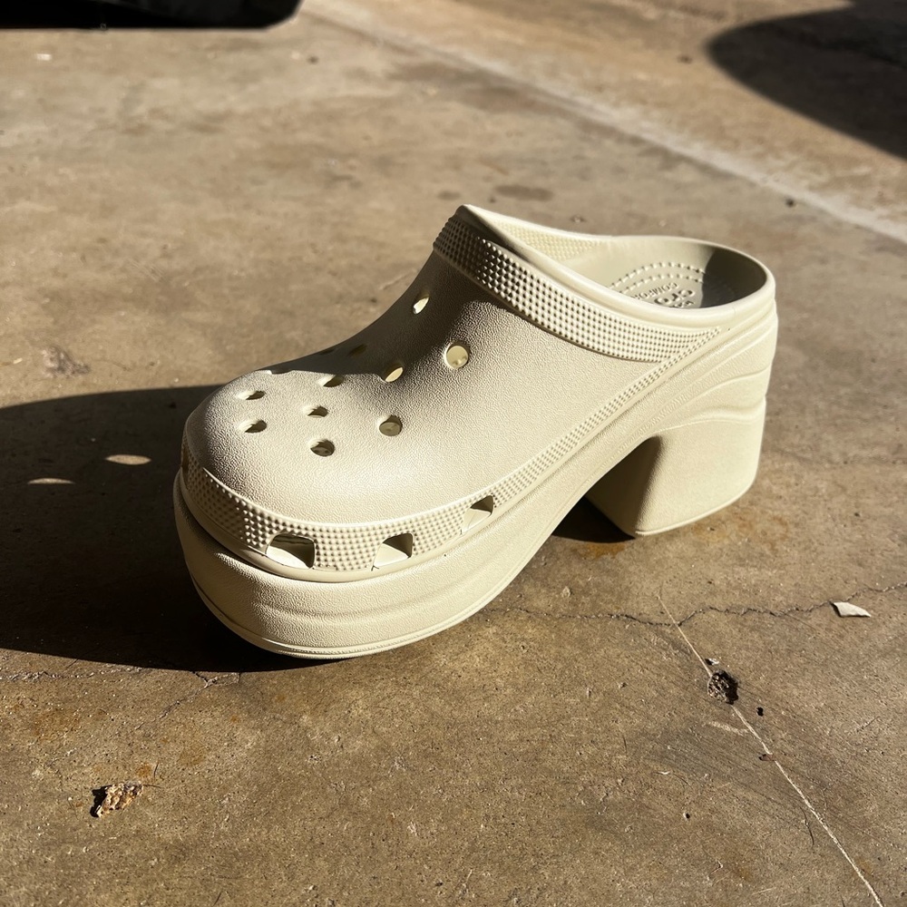 BRAND NEW SIREN CLOG CROC